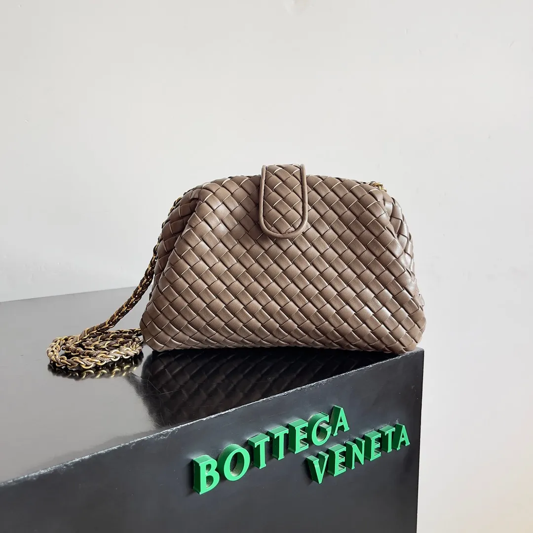 Batch 1880 BOTTEGA VENETA LAUREN 1980 small clutch bag is new! The small size that many people squat on is finally here. The self-adjustable zipper is a highlight of this bag. After being removed, it can be used as a handbag for important occasions. One bag unlocks two carrying methods at the same time. It is practical and has a unique sense of structure and beautiful lines. It is more elegant than a small cloud. It is a tribute to the classics and the pursuit of modernity. Style number: 804038 Size: 27*15*8cm